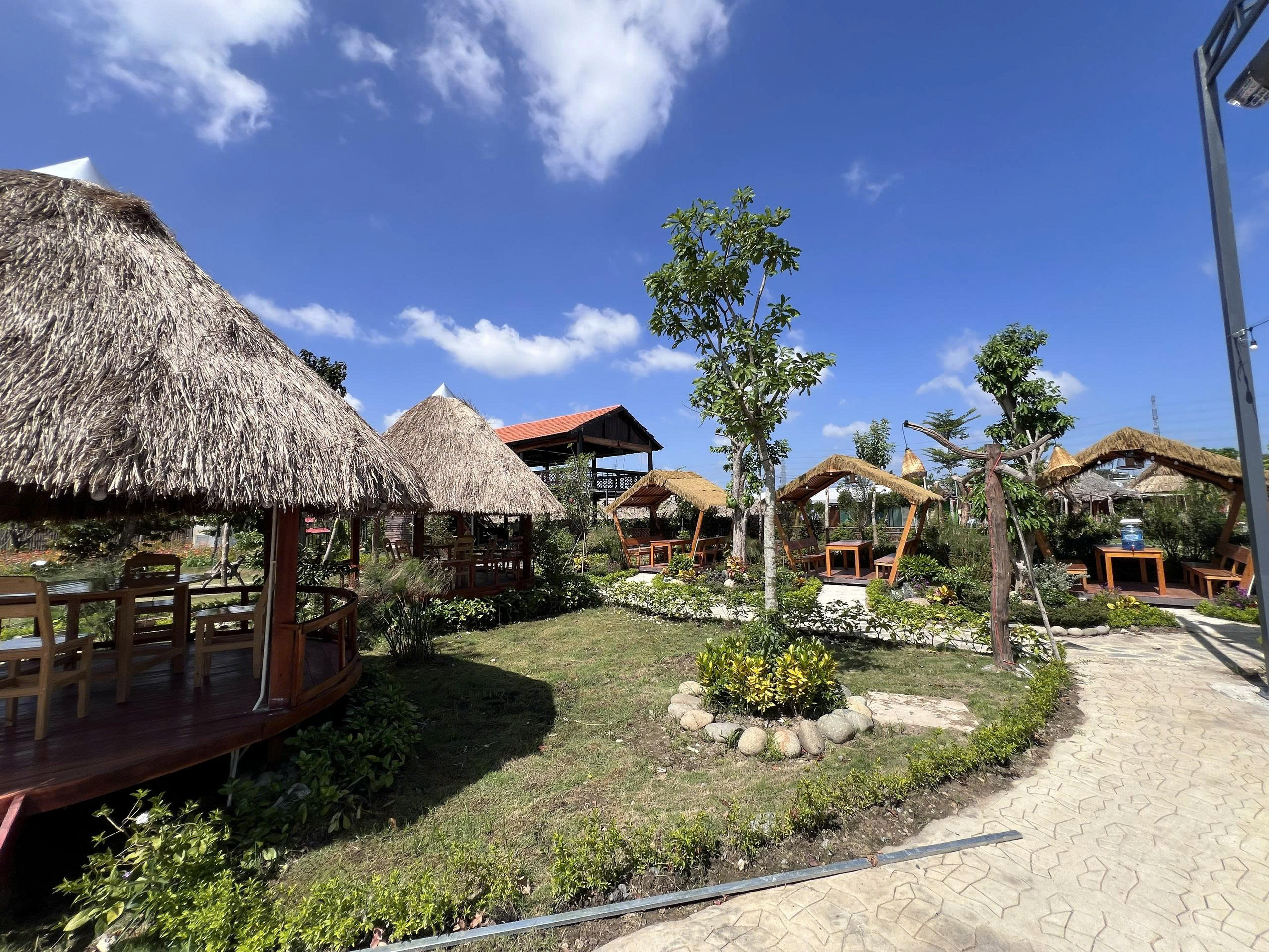 Khu chòi tranh mộc mạc