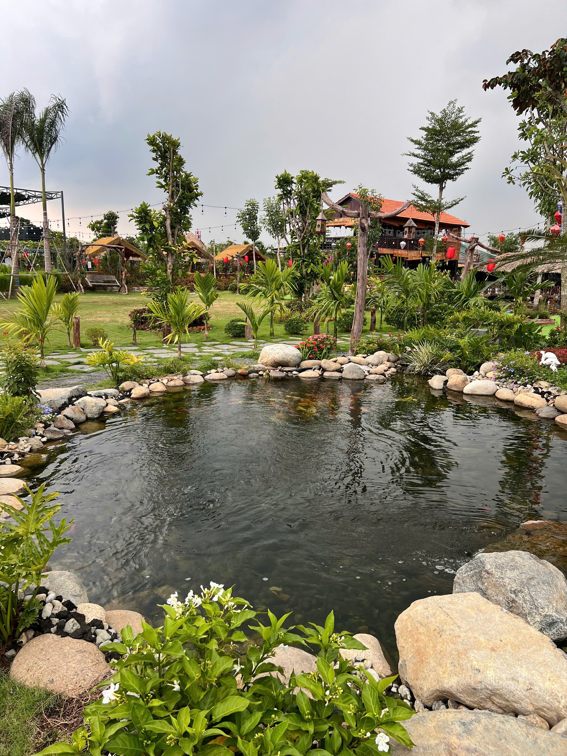 Bàn ghế cà phê ven suối cá koi mát lành