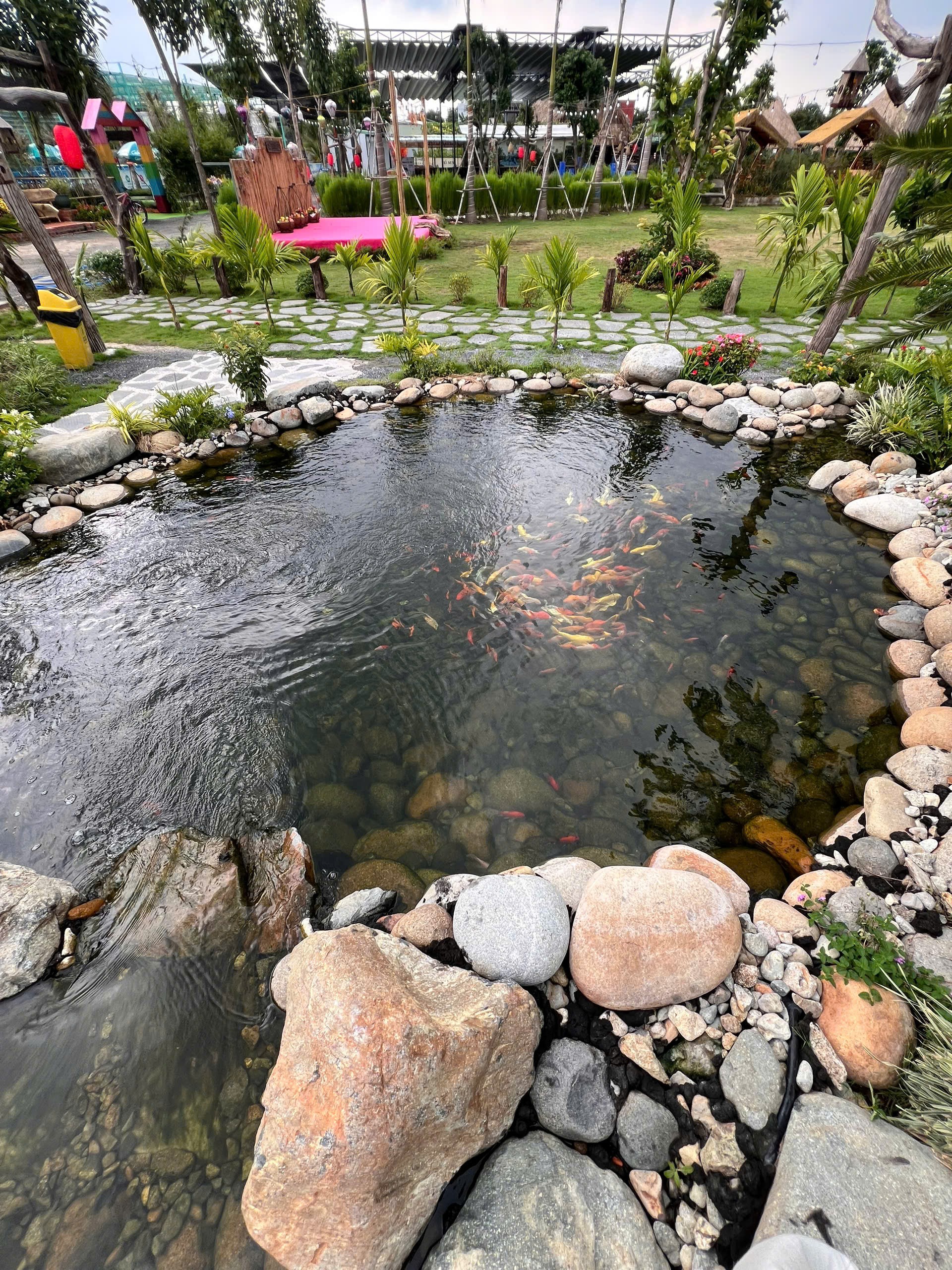Khu ẩm thực cà phê sân vườn Sen Vàng Garden Hóc Môn