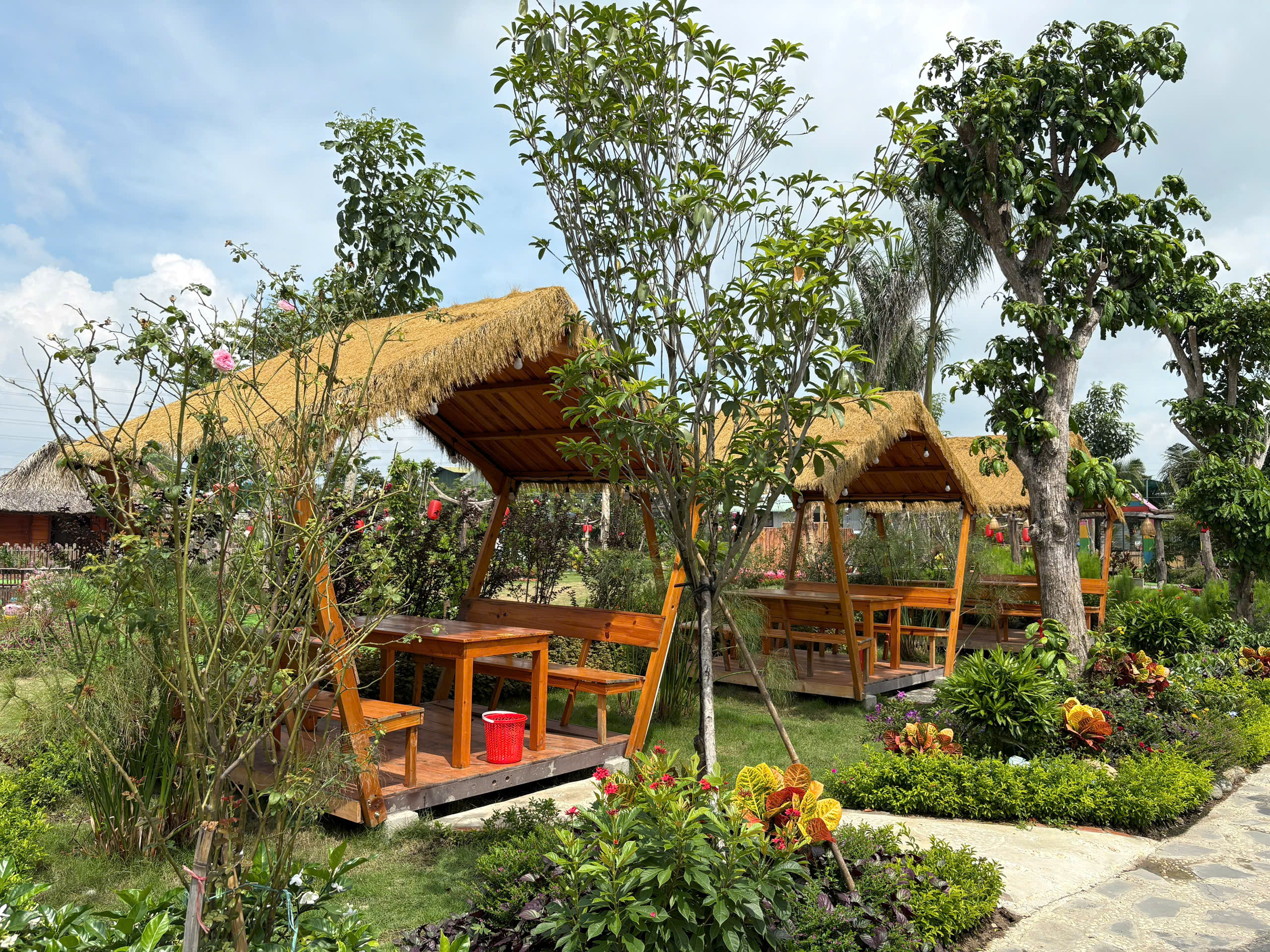 Dãy Chòi Chữ A Bên Vườn Hoa và Cỏ Cây Sinh Thái Sen Vàng Garden
