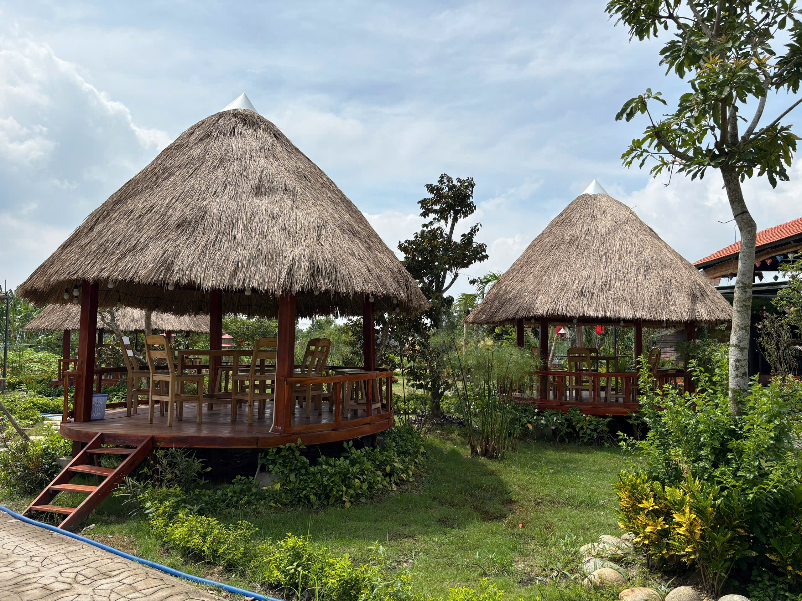 Góc Nhìn Cận Cảnh Cầu Thang và Nội Thất Gỗ Chòi Nón Lá Sen Vàng Garden