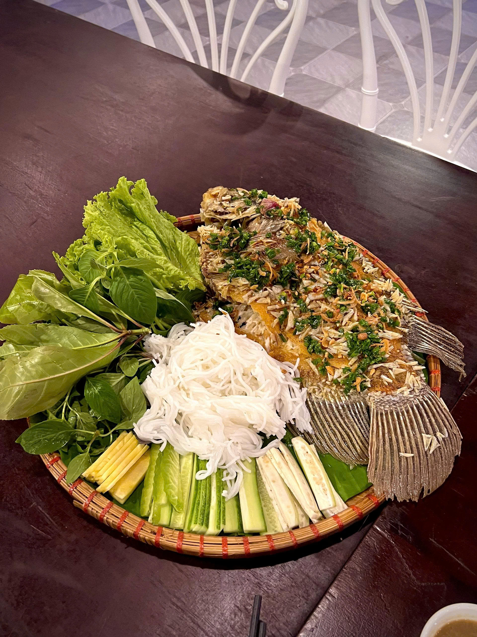 Mẹt cá tai tượng chiên xù vẩy dựng mỡ hành bún tươi rau sống bánh tráng