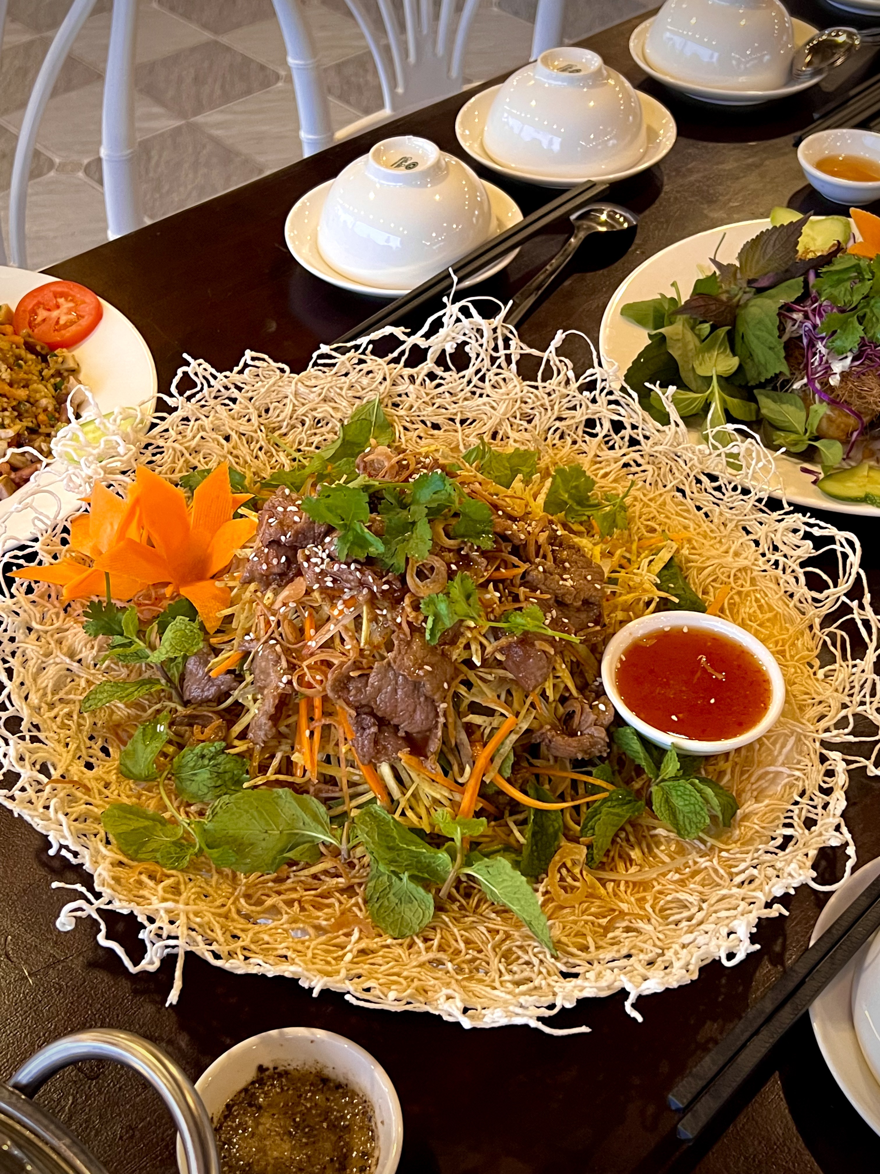 Món gỏi thịt bò tổ chim khoai môn chiên giòn