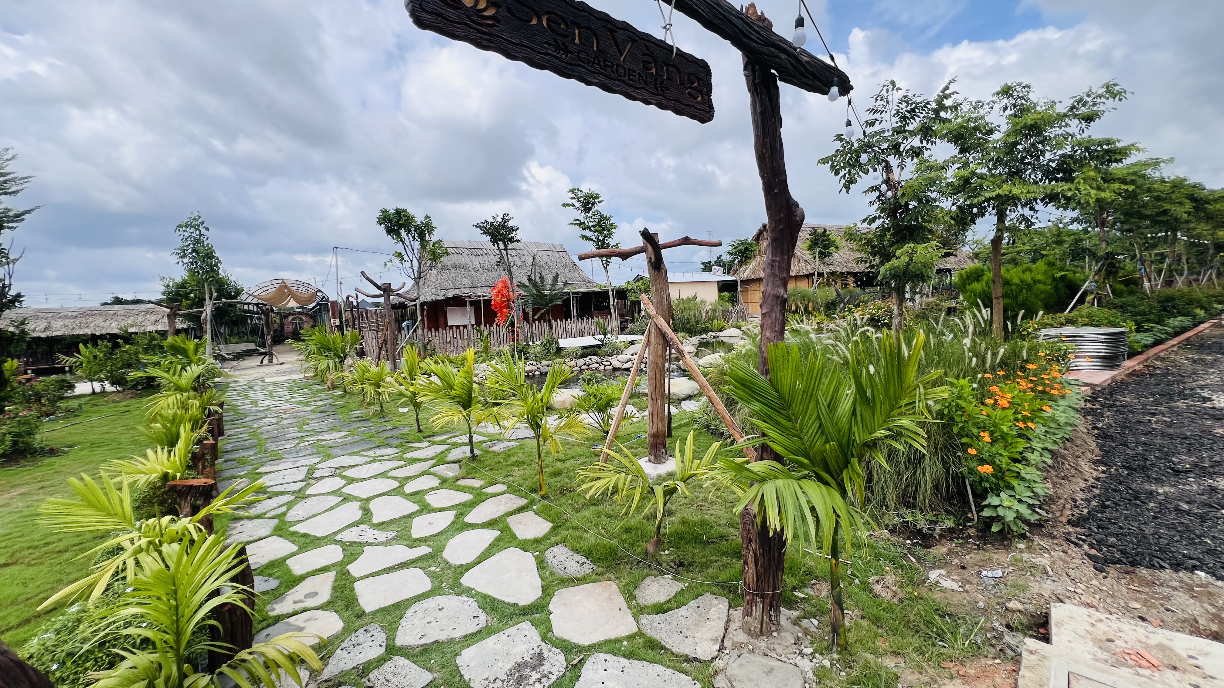Cẩm Nang Check-In Sen Vàng Garden: Khu Chòi Ẩm Thực Ven Hồ, Ao Cá Koi & Sân Khấu Sự Kiện Triệu Like