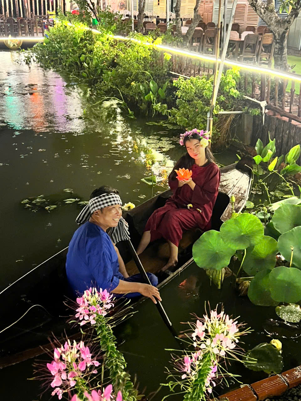 Dòng Sông Đêm Lung Linh Ánh Đèn Bên Những Luống Hoa Túy Điệp Hồng tại Sen Vàng Garden