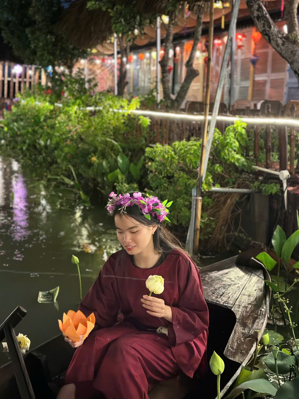 Cô Thôn Nữ Áo Bà Ba Đội Vòng Hoa Cầm Hoa Đăng Sen Lung Linh tại Sen Vàng Garden