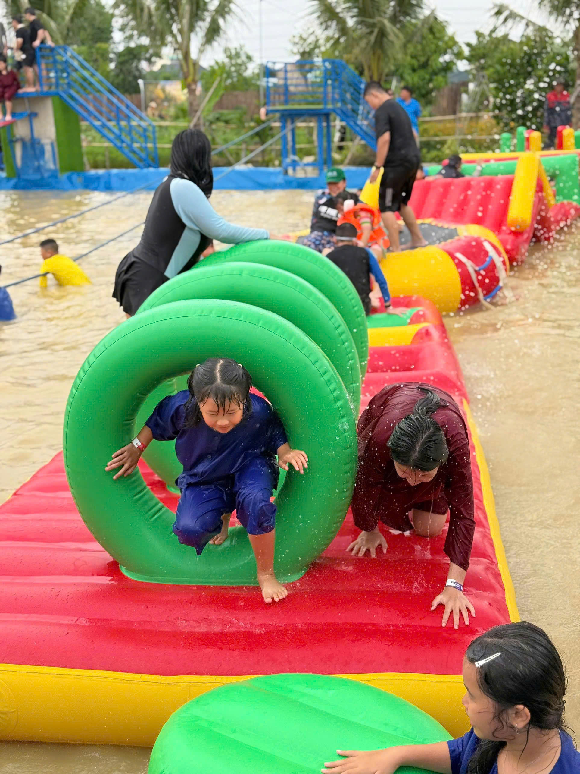 Vượt chướng ngại vật phao nổi dưới nước tại Sen Vàng Garden Hóc Môn