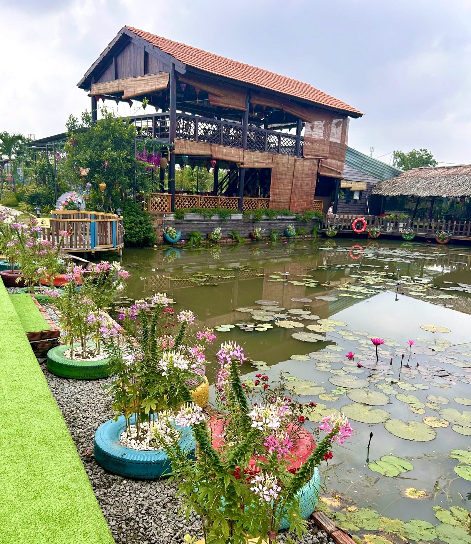Khám Phá Sen Vàng Garden Hóc Môn: Phố Cổ Hội An, Cafe Suối Cá Koi & Công Viên Nước