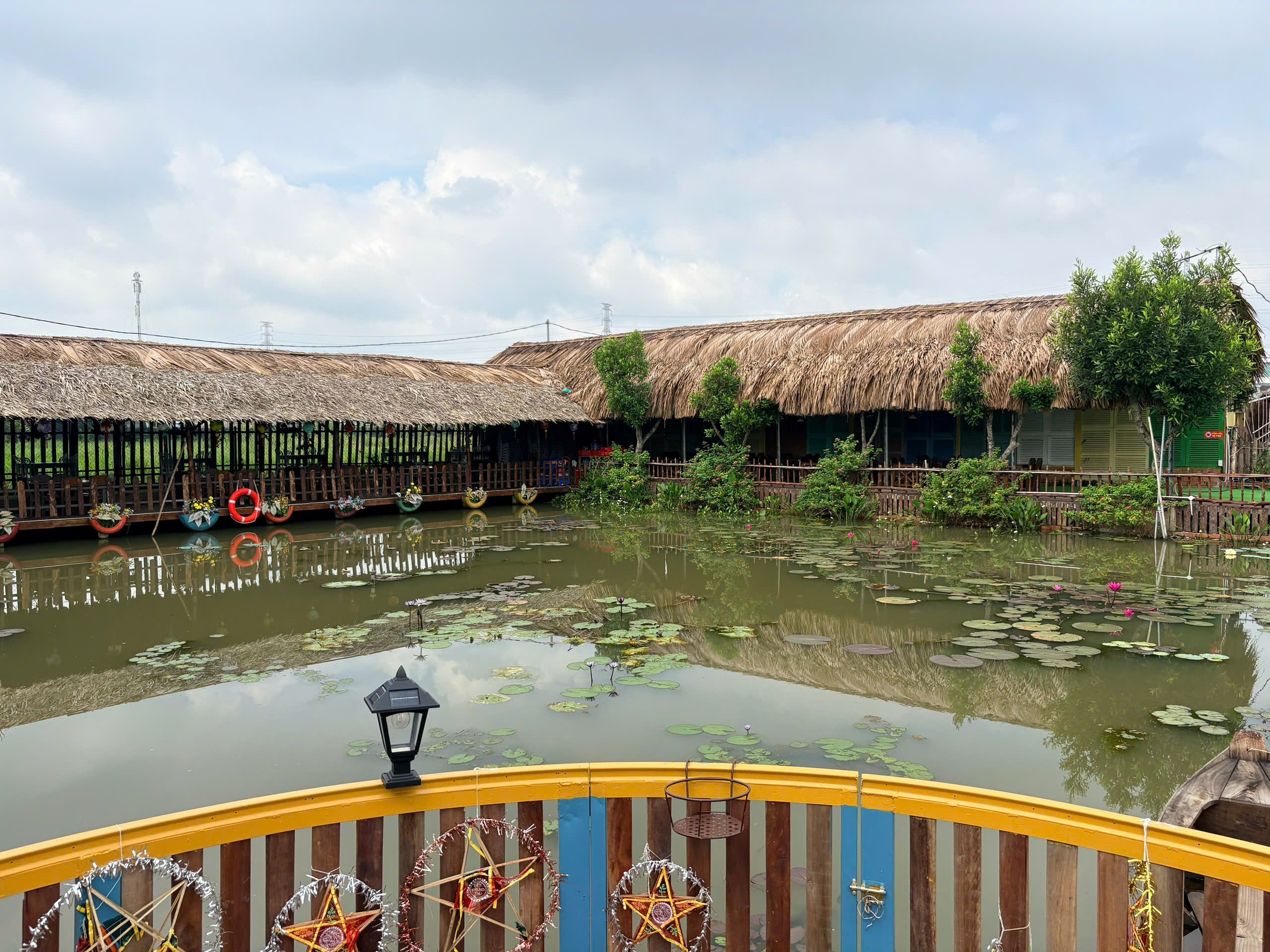 Lan can cầu gỗ ngắm hồ hoa súng tại Sen Vàng Garden