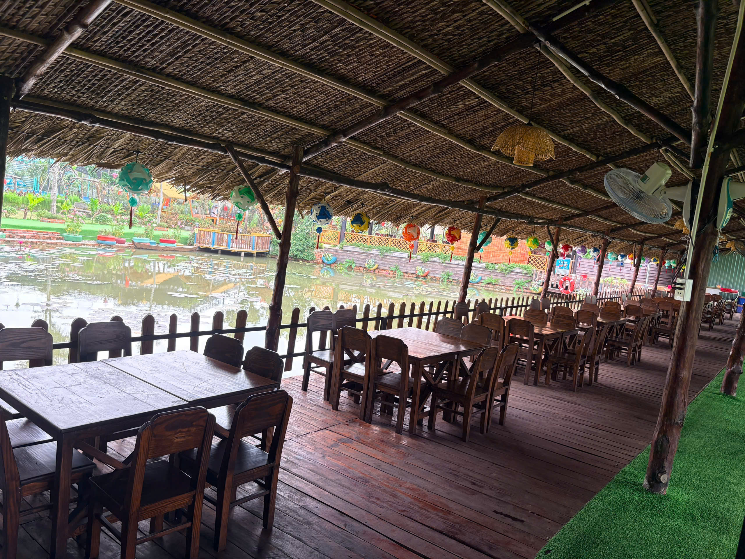 Nội thất nhà chòi sàn gỗ tại Sen Vàng Garden